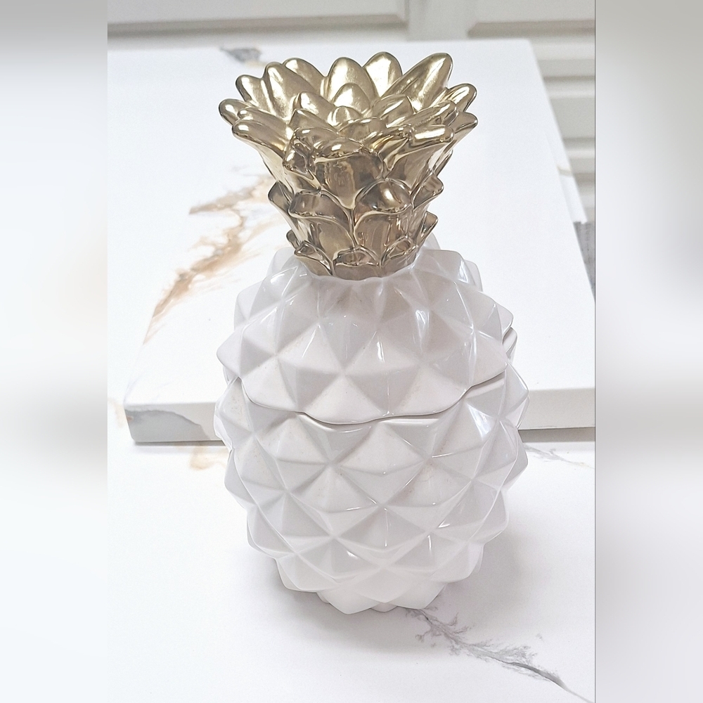 Threshold stoneware pineapple diamond shape metallic gold and white